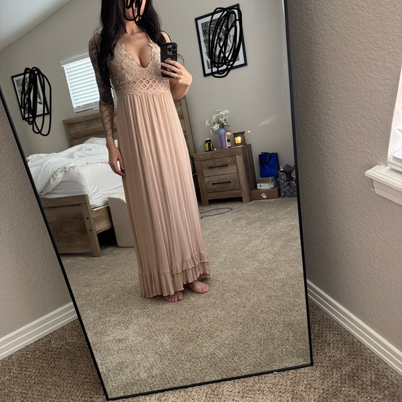 Dresses & Skirts - Elegant Beige Lace Maxi Dress